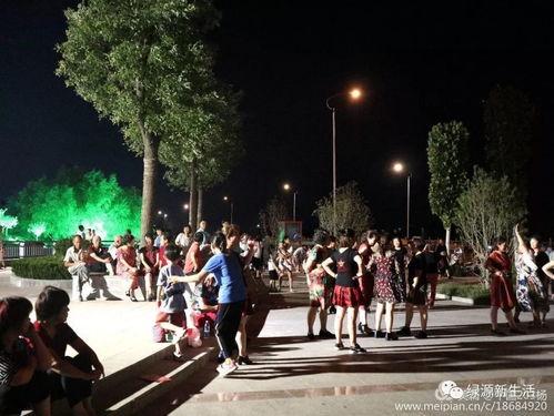 广场吃瓜视频,揭秘热门视频背后的故事与真相