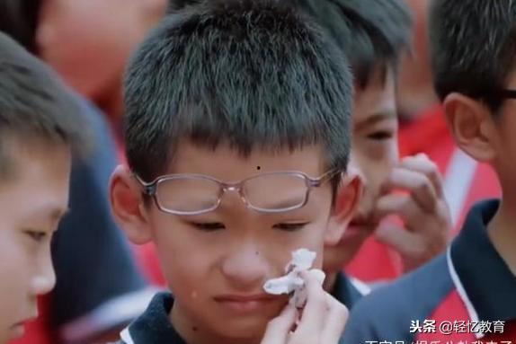 吃瓜哭的小男生视频素材,小男生吃瓜哭成泪人，萌态十足引网友热议